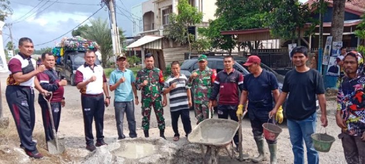 Minimalisir Kecalakaan, Masyarakat Kec.Kuta Baro Tambal Jalan yang Berlubang
