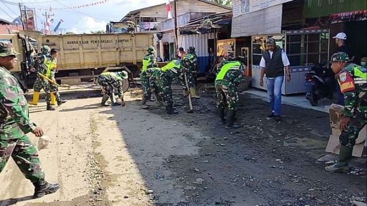 Banjir Surut, Prajurit Kodim 0117 Aceh Tamiang Bersihkan Sampah di Jalan